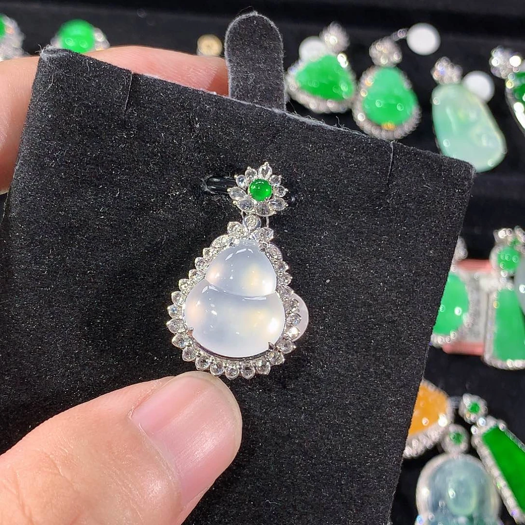 翡翠18K金镶嵌颈饰