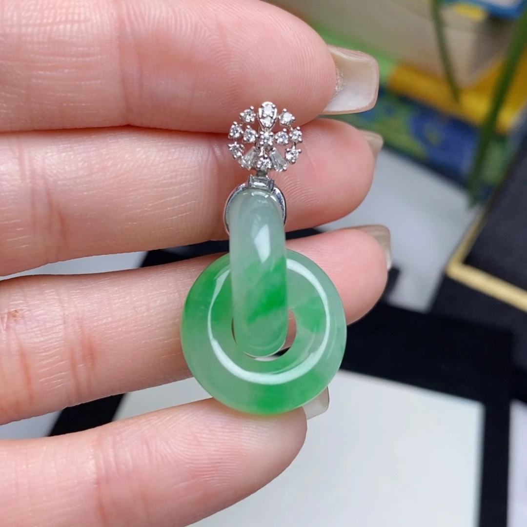 翡翠颈饰18K金镶嵌冰飘翠双环吊坠（有暗纹，介意慎拍）