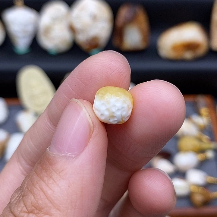 琥珀裸石未镶嵌9×8瓷白腊微瑕