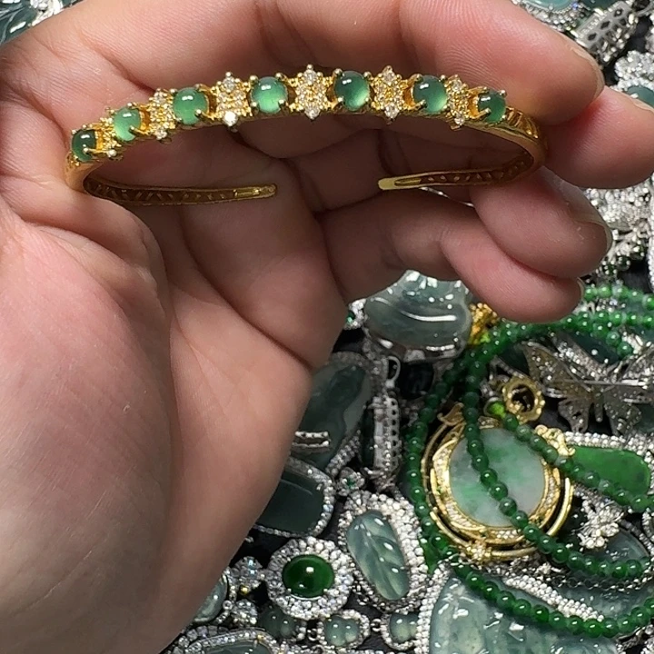 翡翠未镶嵌颈饰天然A货翡翠放漏