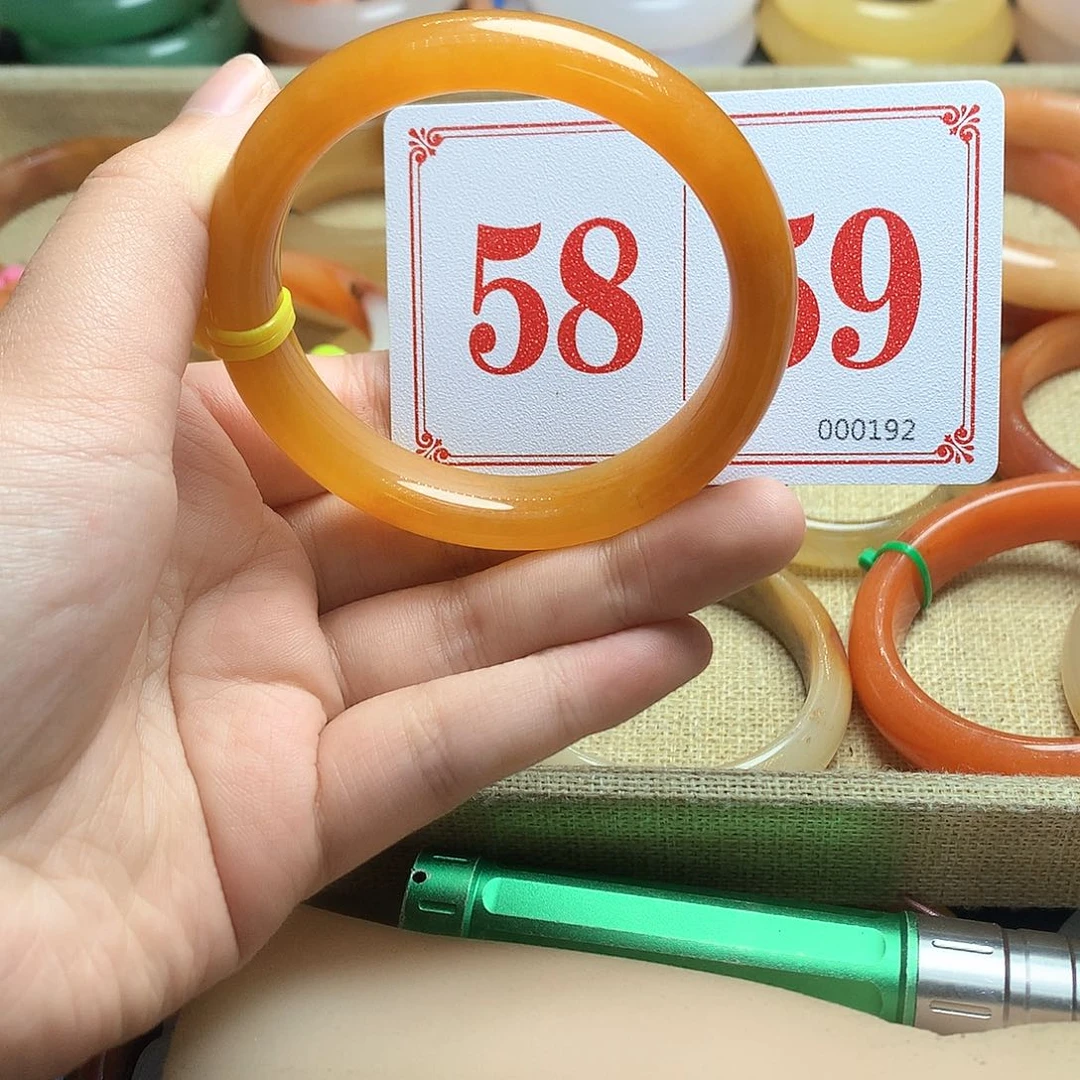 未镶嵌石英质玉（黄龙玉）手镯