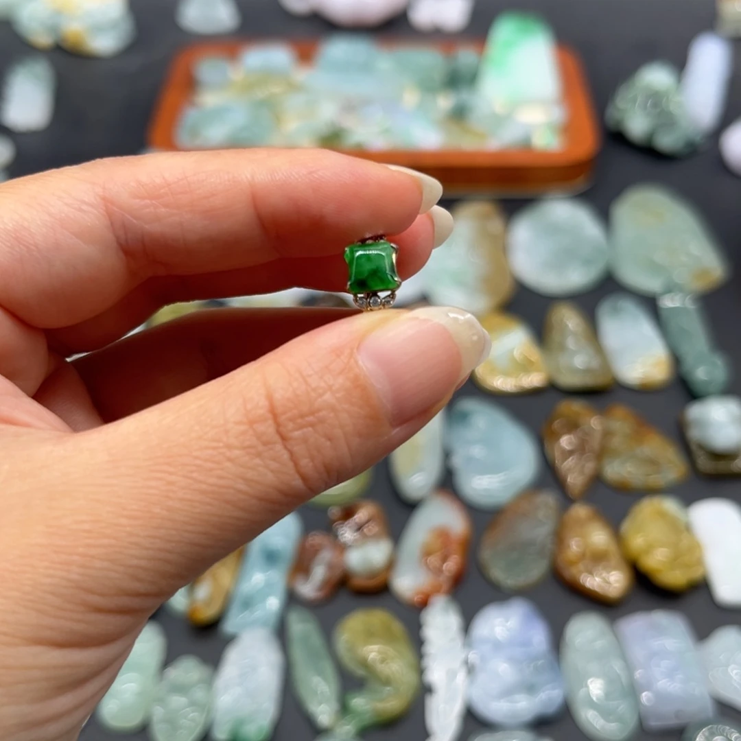 达***拳翡翠未镶嵌颈饰戒指