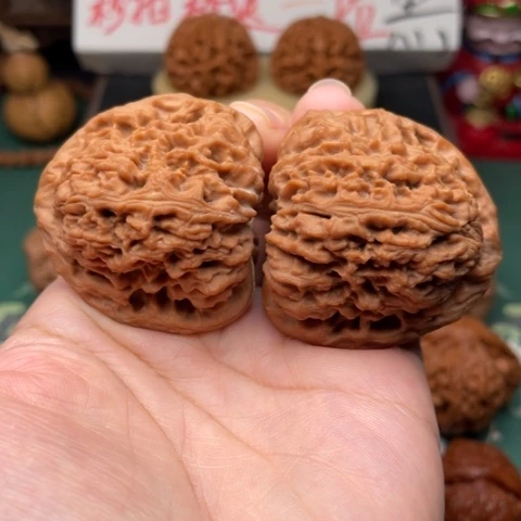 【闪购商品】把件文玩核桃李**。44三角南疆石