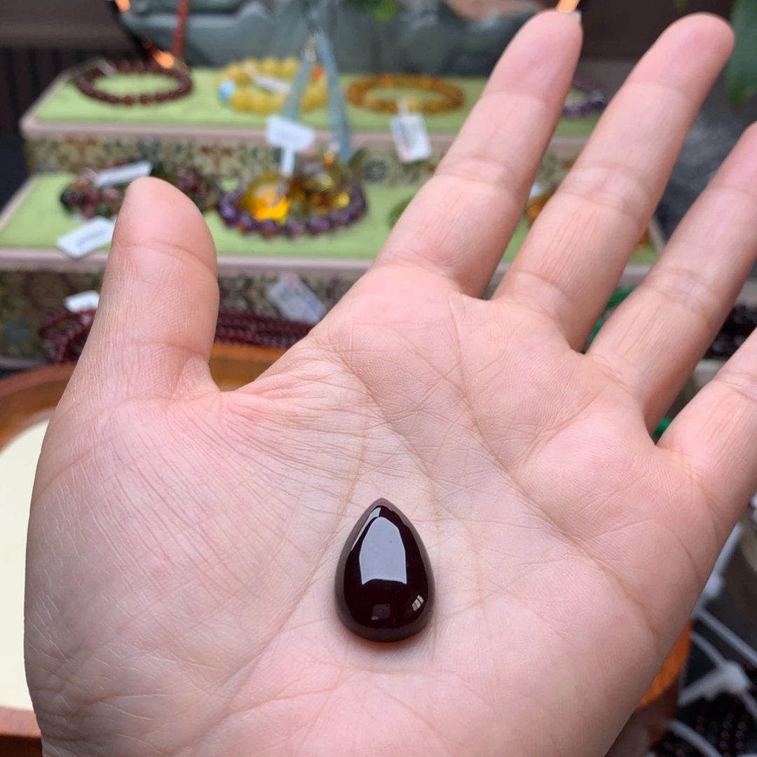 石***亮未镶嵌石榴石颈饰吊坠