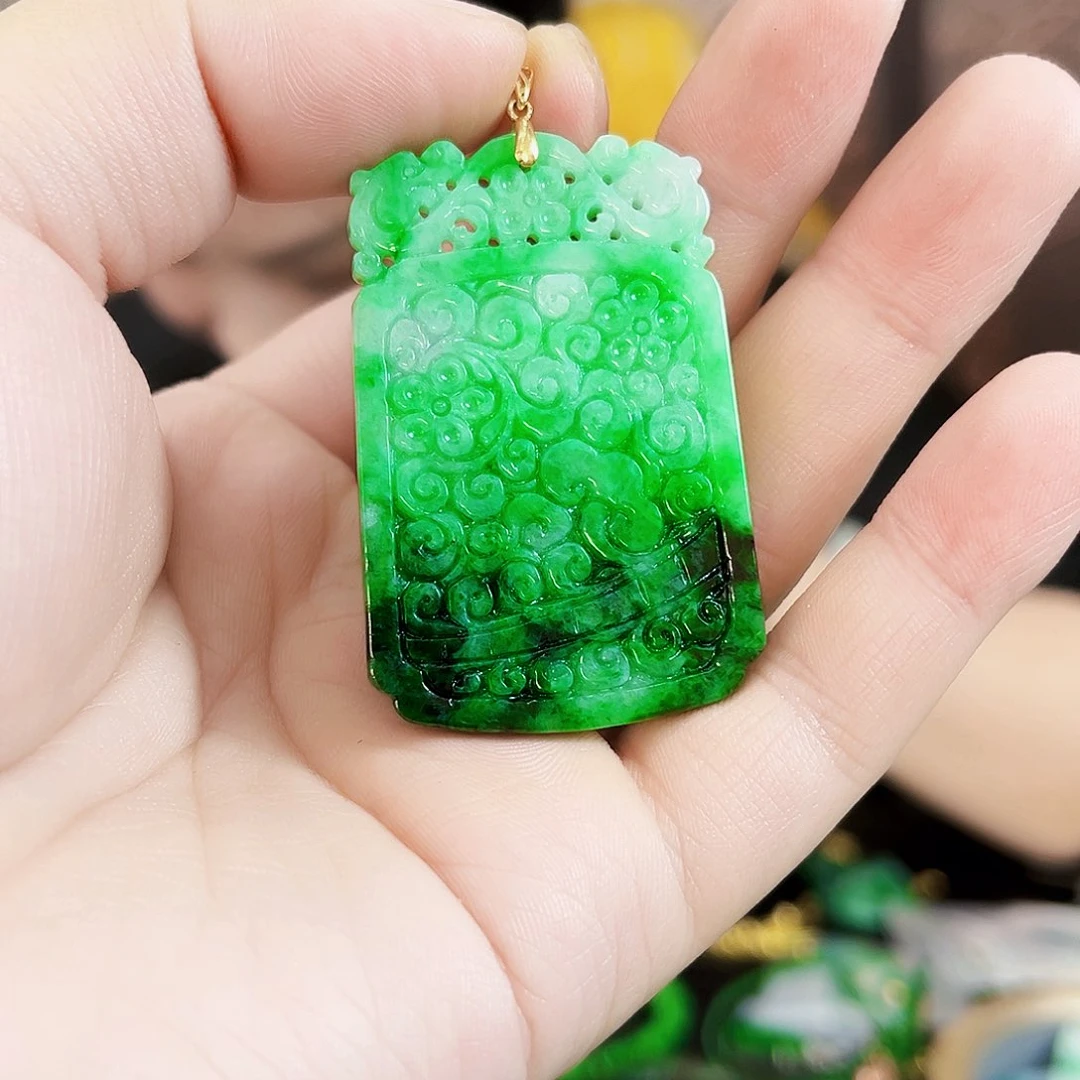 翡翠18K金镶嵌颈饰吊坠