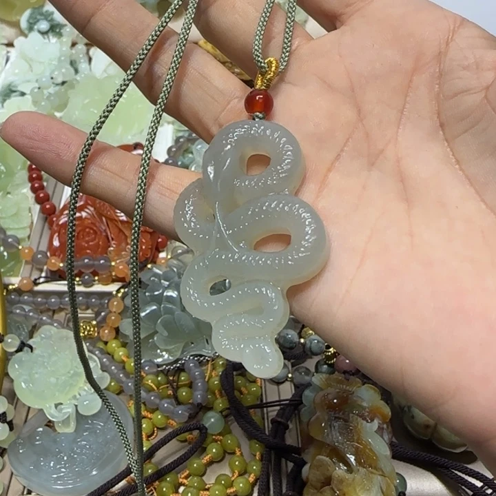 蛇纹石玉吊坠合金