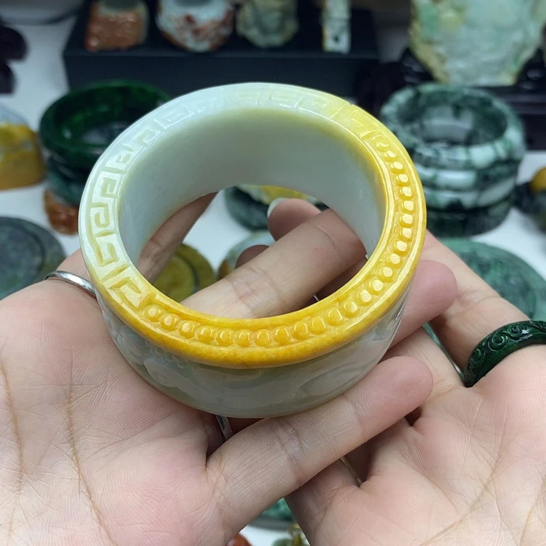颈饰未镶嵌翡翠爱****?手镯