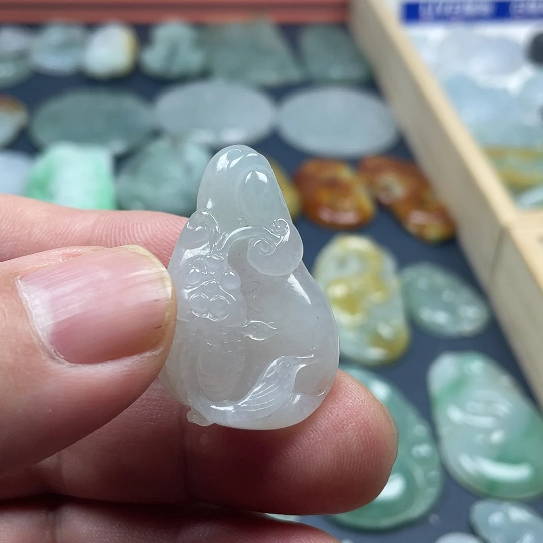 翡翠未镶嵌颈饰鱼