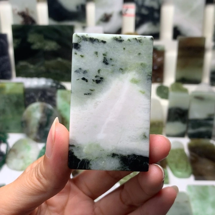 独山玉未镶嵌颈饰