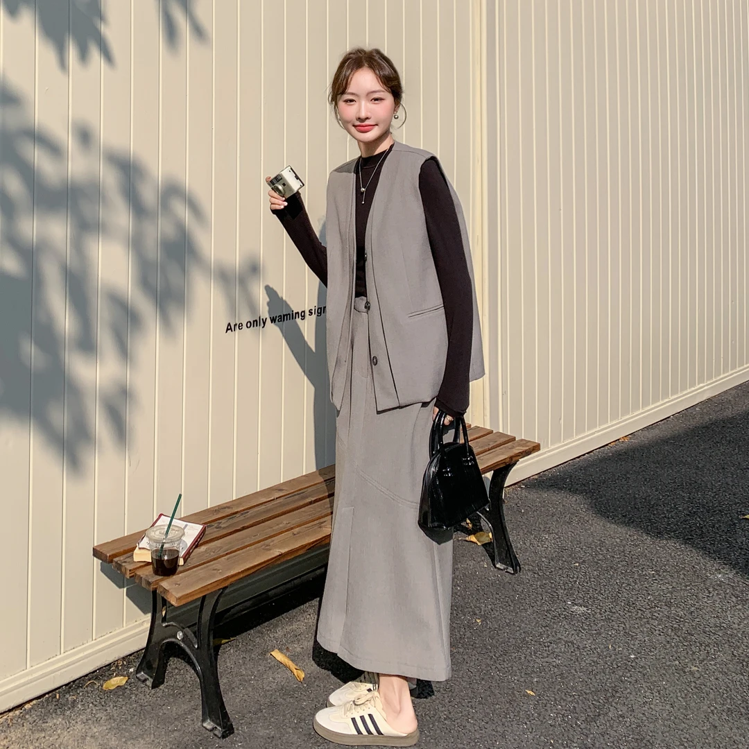 灰色盐系穿搭两件套女2025春新款时尚气质V领马甲高腰半身裙套装