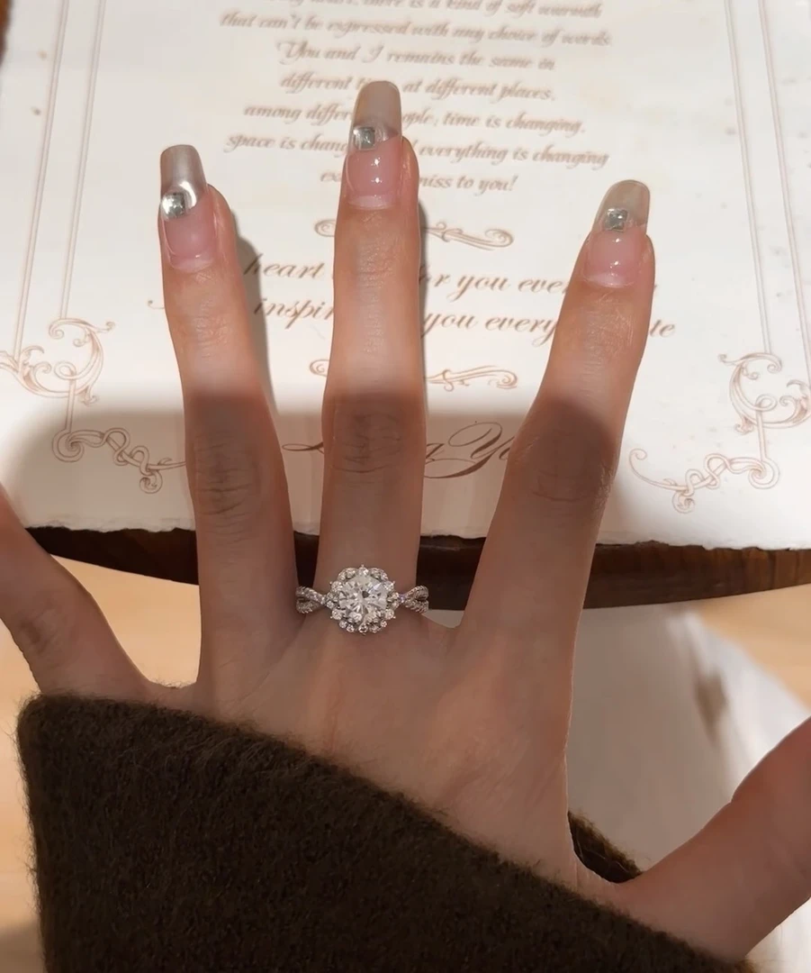 925银莫桑石戒指 【爱莎公主】1克拉闭口镶嵌经典女戒婚戒商场同款