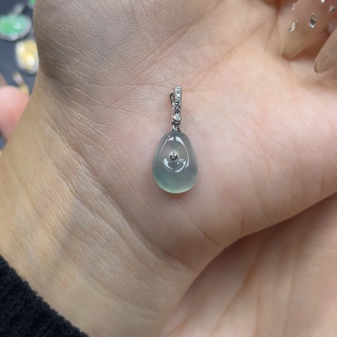 【闪购商品】颈饰18K金镶嵌翡翠