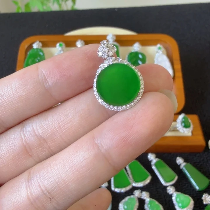 翡翠18K金镶嵌颈饰吊坠