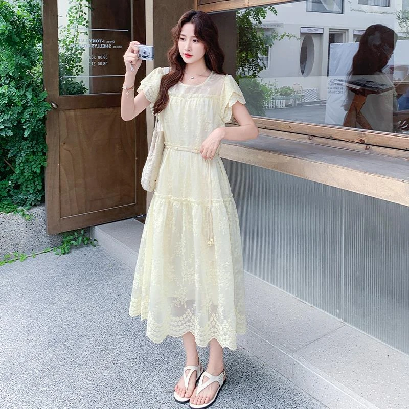 轻奢高级感浅黄色蕾丝刺绣连衣裙2025夏季新款巨好看法式风仙女裙