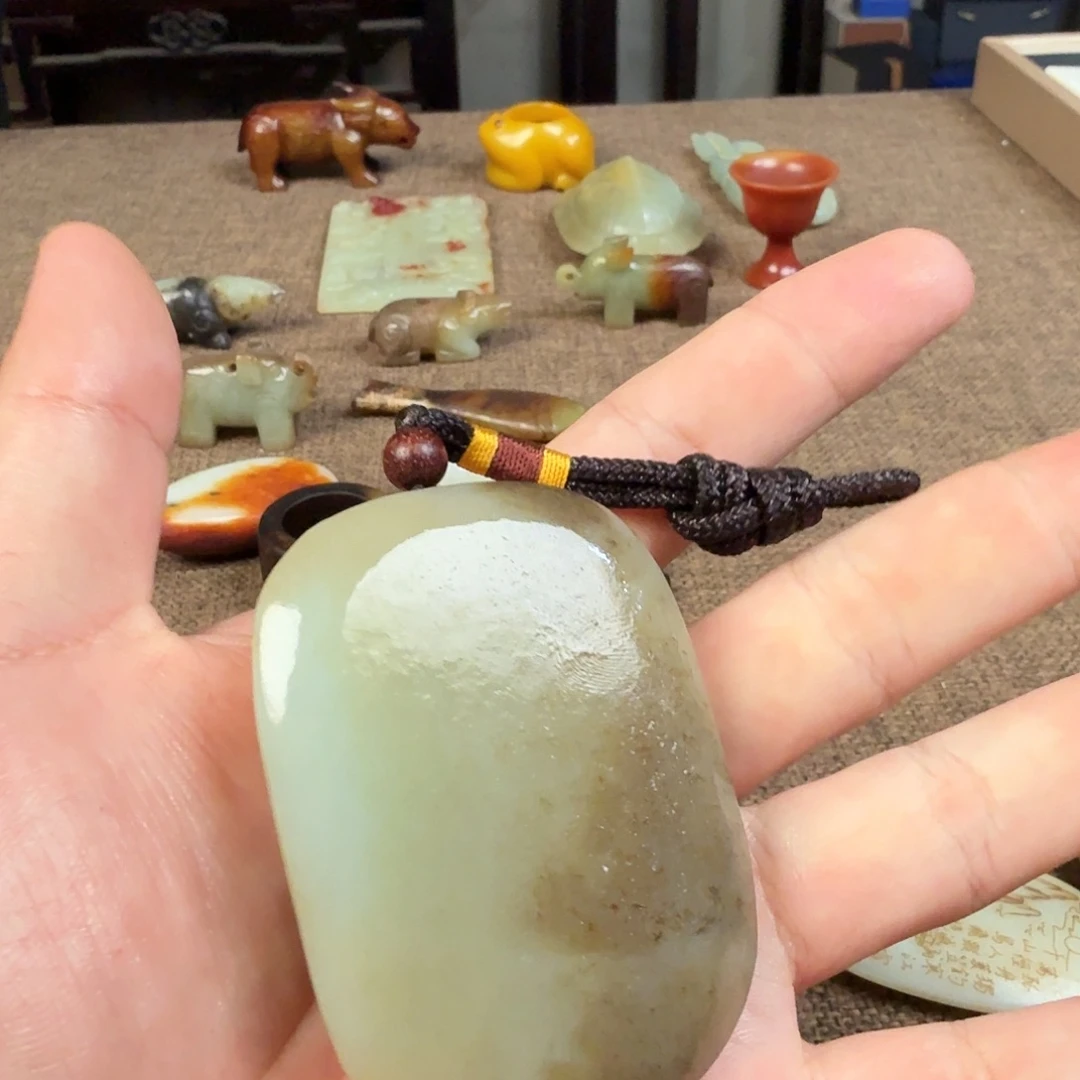 和田玉（糖玉）未镶嵌珠宝半成品田甜。正能量是什么东西啊