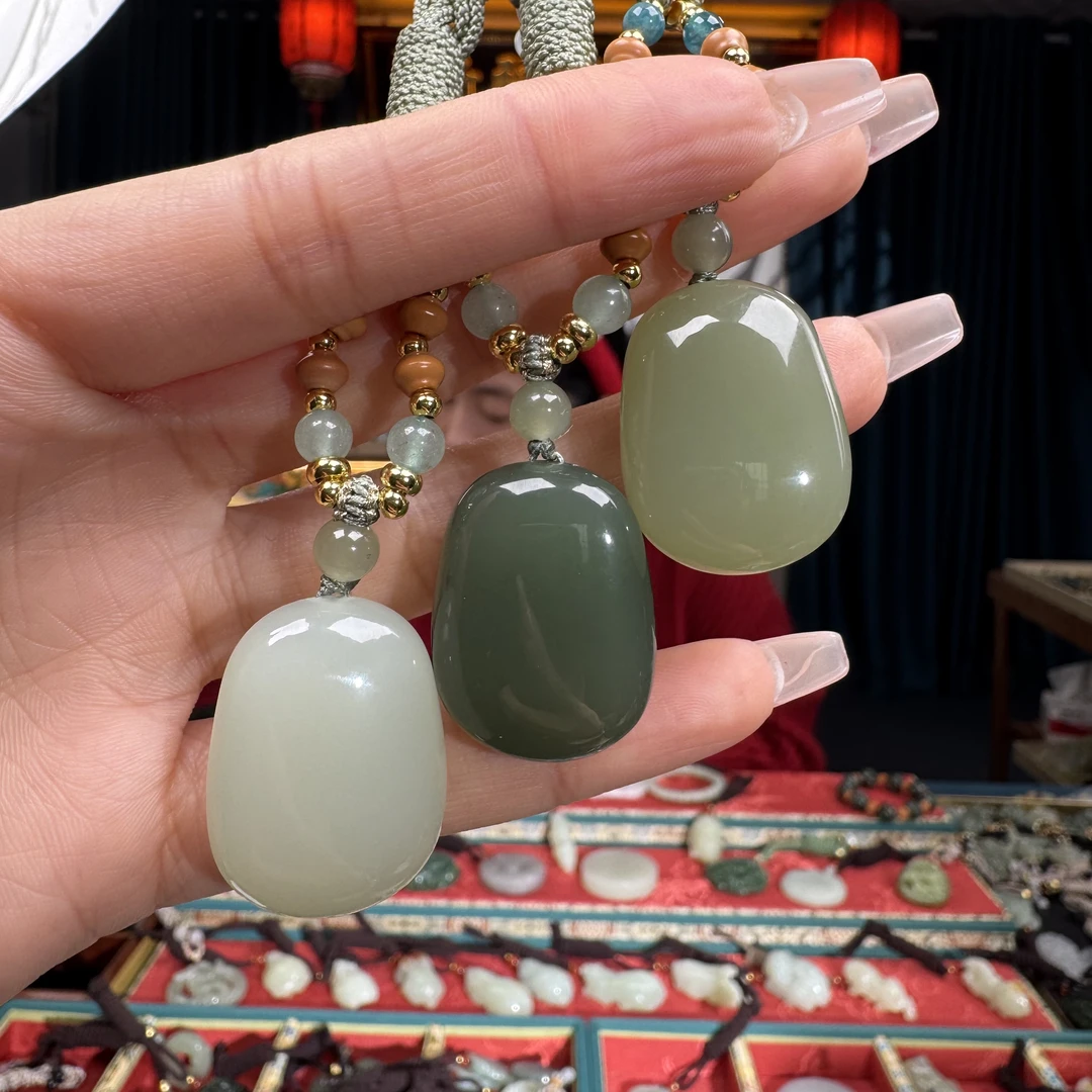 和田玉挂件平安无事牌大方糖女士款（21×28×11）