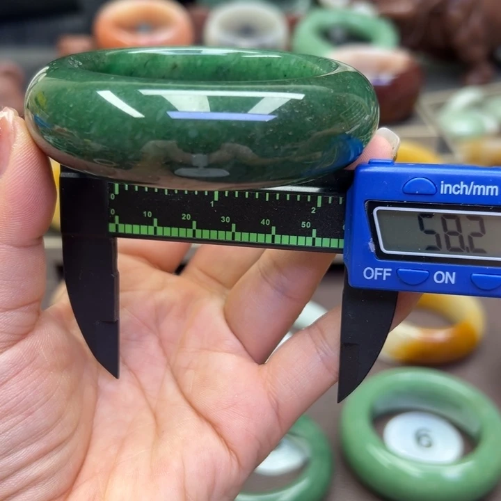 未镶嵌手镯石英岩玉