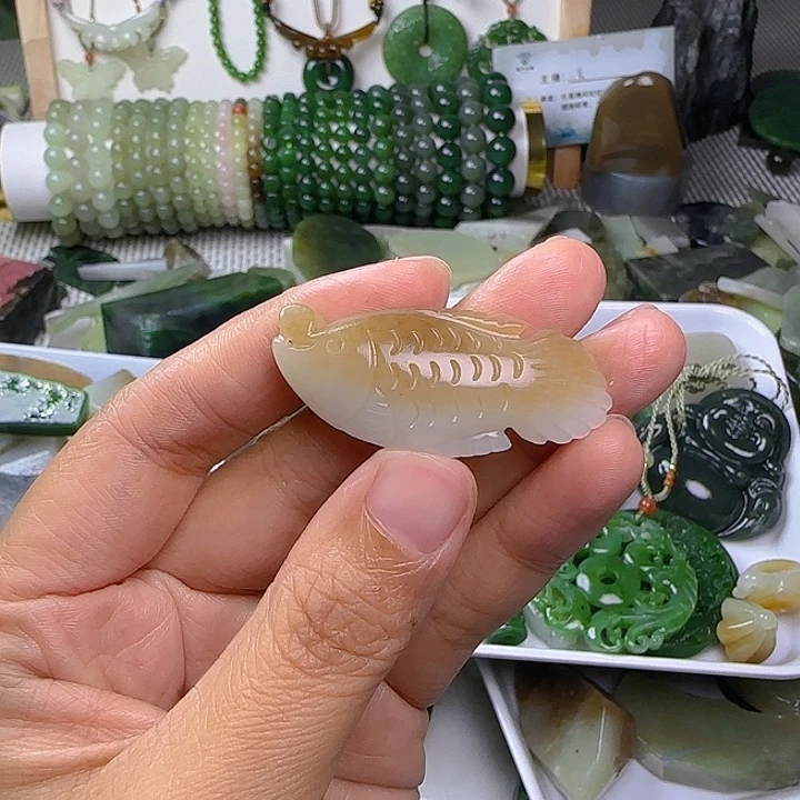 逛***逛颈饰未镶嵌和田玉