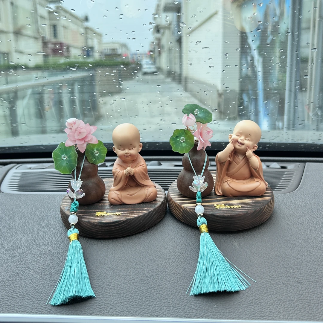 禅意沙弥小和尚葫芦汽车摆件治愈系中控摆台胡桃木装饰荷花