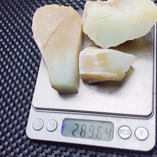 和田玉（糖玉）未镶嵌珠宝半成品上**水