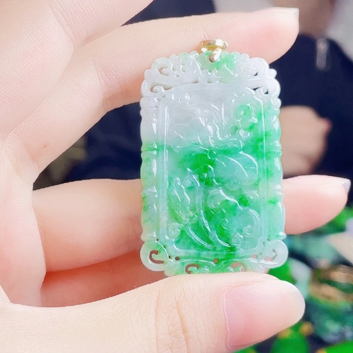颈饰18K金镶嵌翡翠多样性