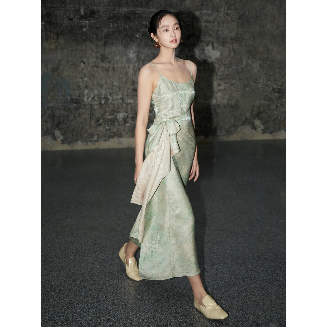 真丝交织提花料 正反两色 | 围裹式系带设计吊带裙z