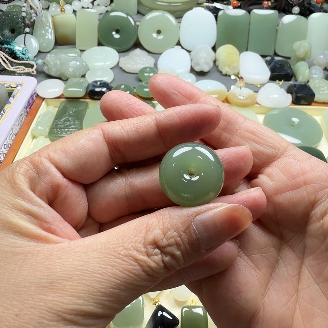 和田玉18K金镶嵌颈饰