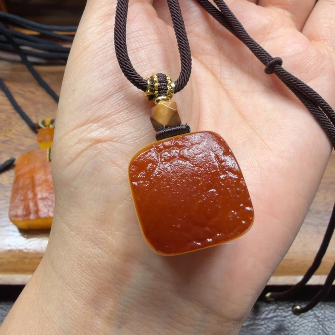 琥珀未镶嵌吊坠(赠链)