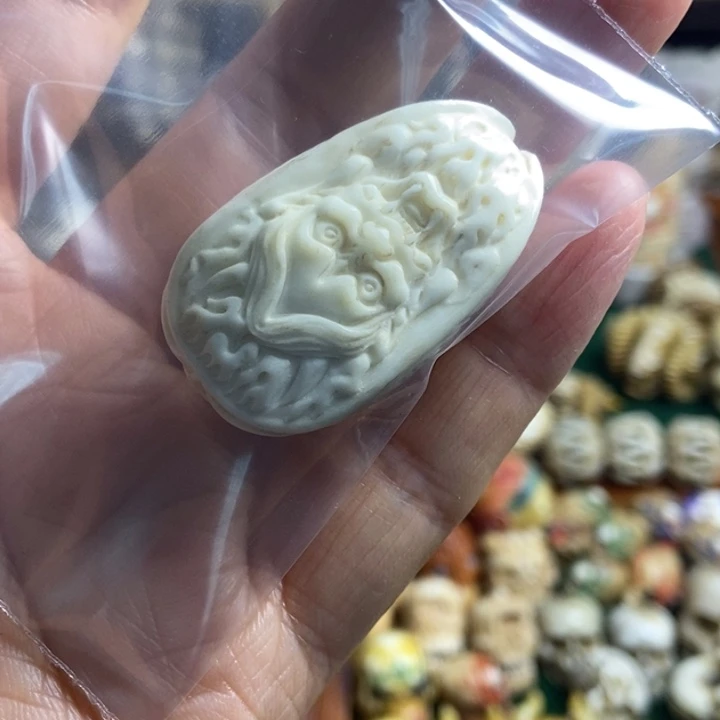 配饰鹿角雕刻一个出