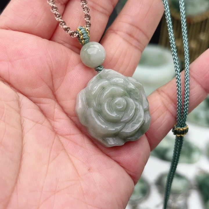 透闪石-蛇纹石玉未镶嵌颈饰