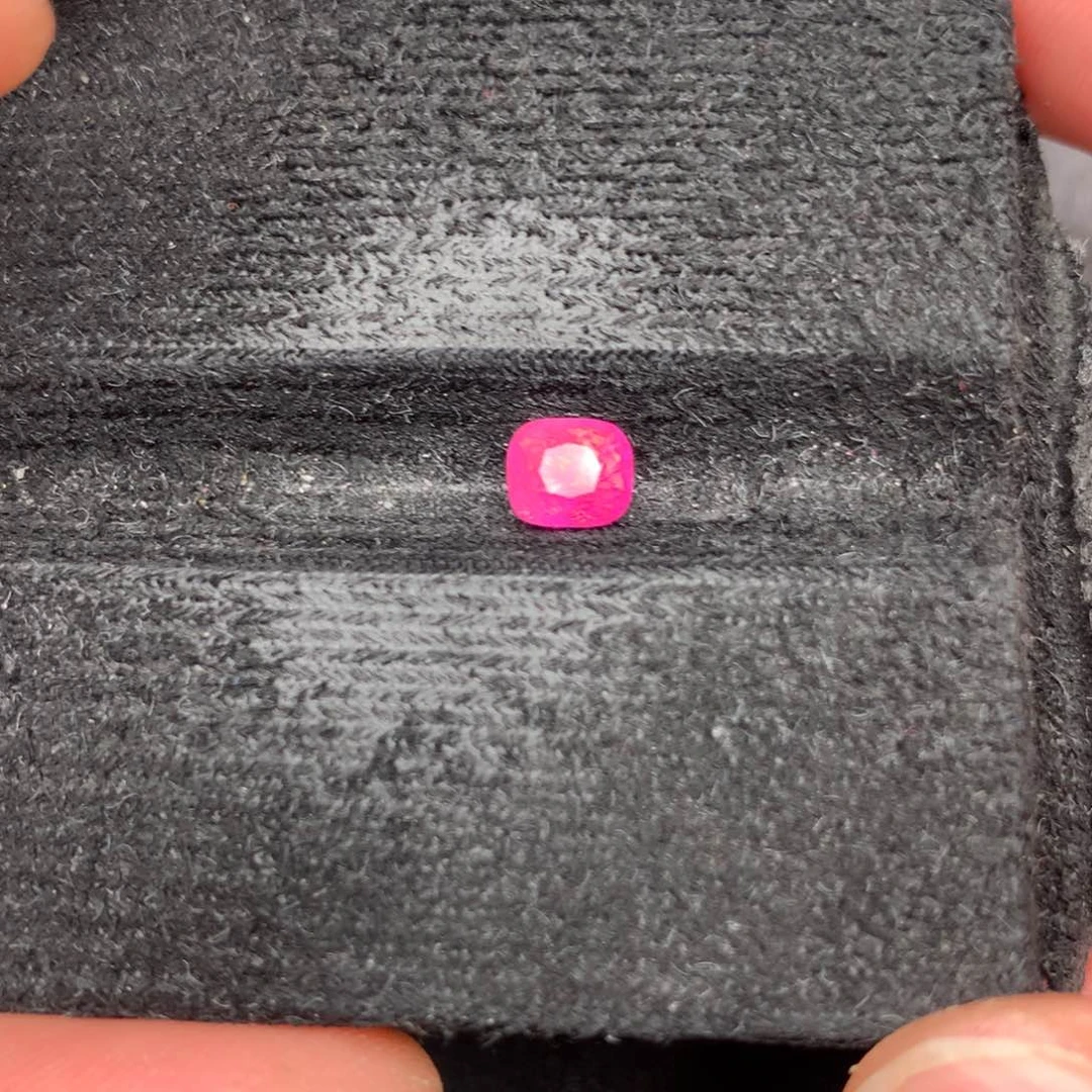 裸石未镶嵌尖晶石热粉色天鹅绒马亨盖1.11ct