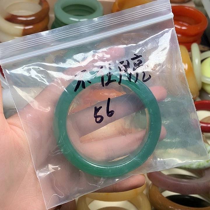 不***亮石英质玉手镯未镶嵌