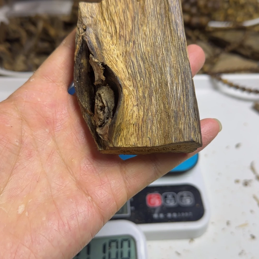 昵***置沉香沉香碎屑绿棋楠原料手把件39克