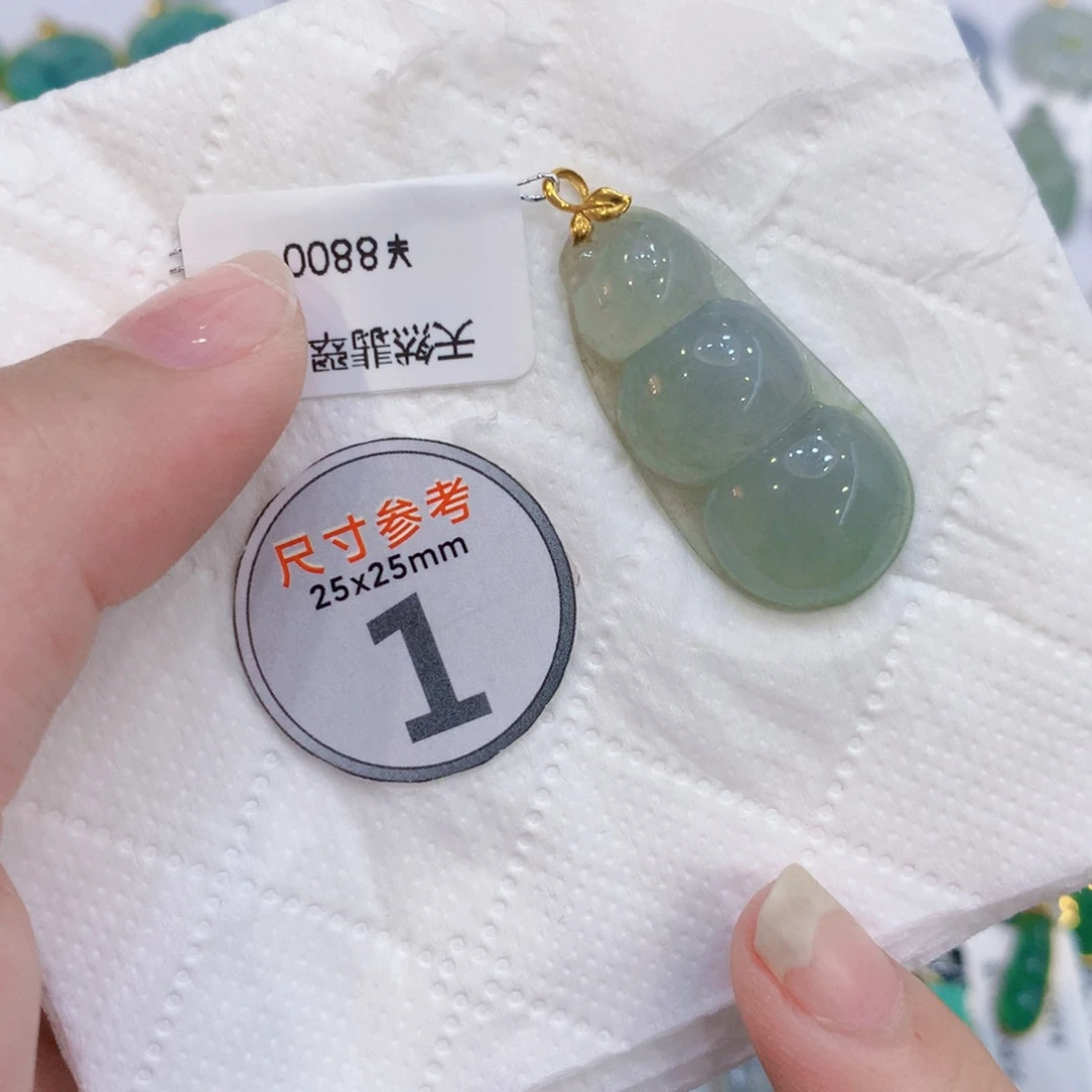 颈饰18K金镶嵌翡翠豆子
