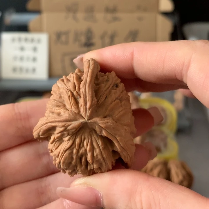 刚***好吊坠文玩核桃异形单只，有瑕疵