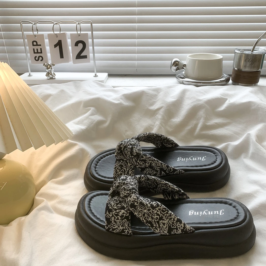 刺绣厚底绝美拖鞋女夏季外穿2025新款时尚仙女风法式休闲沙滩凉拖