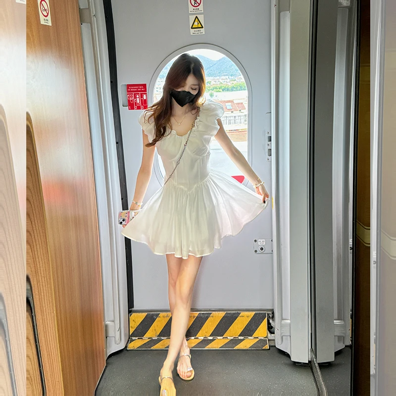 壹壹【酒醺白玫】法式白色v领收腰显瘦甜美仙女短裙 2406D02