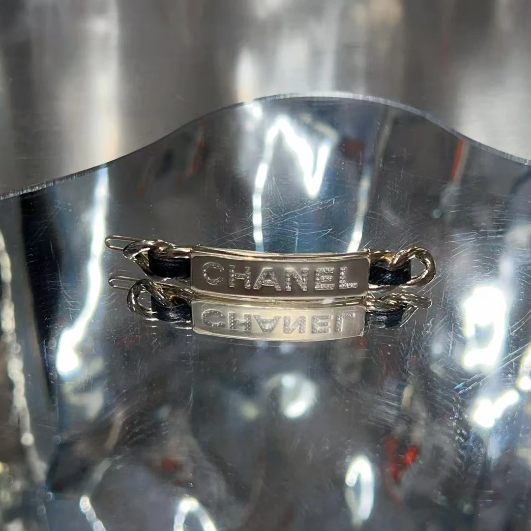 95新 Chanel/香奈儿 香奈儿 金色 logo 水钻 发卡/0100
