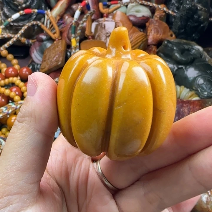未镶嵌透闪石质玉珠宝奇石