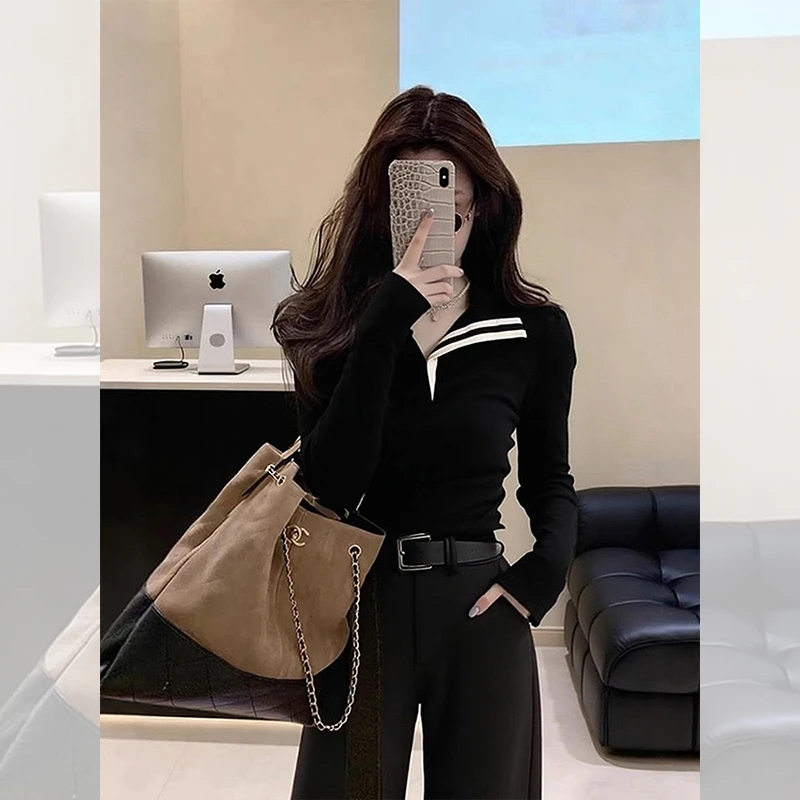 新款潮牌晚宴场合女装入冬漂亮衣服黑色撞边条纹翻领内搭针织小衫