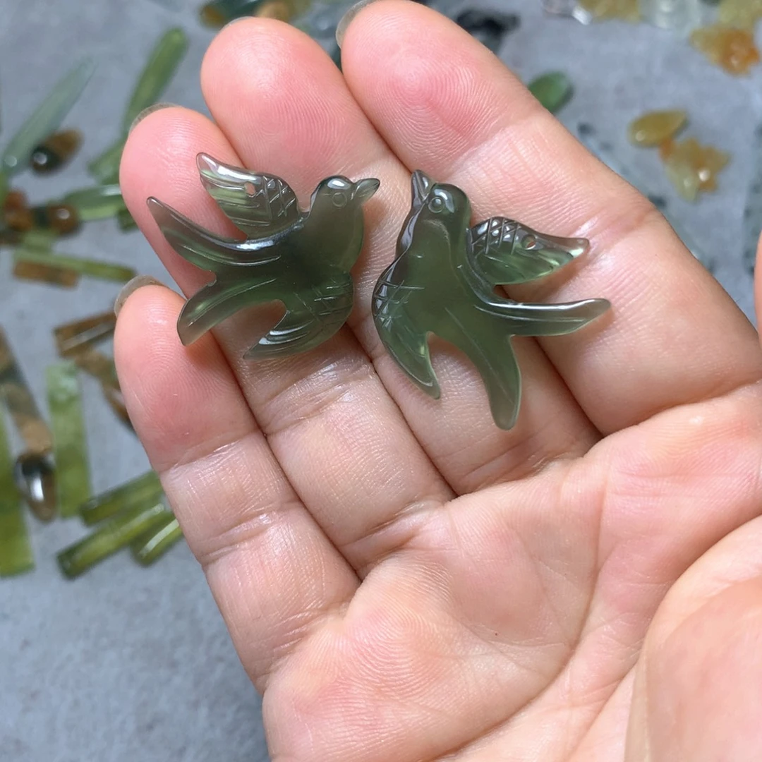 蛇纹石玉未镶嵌耳环