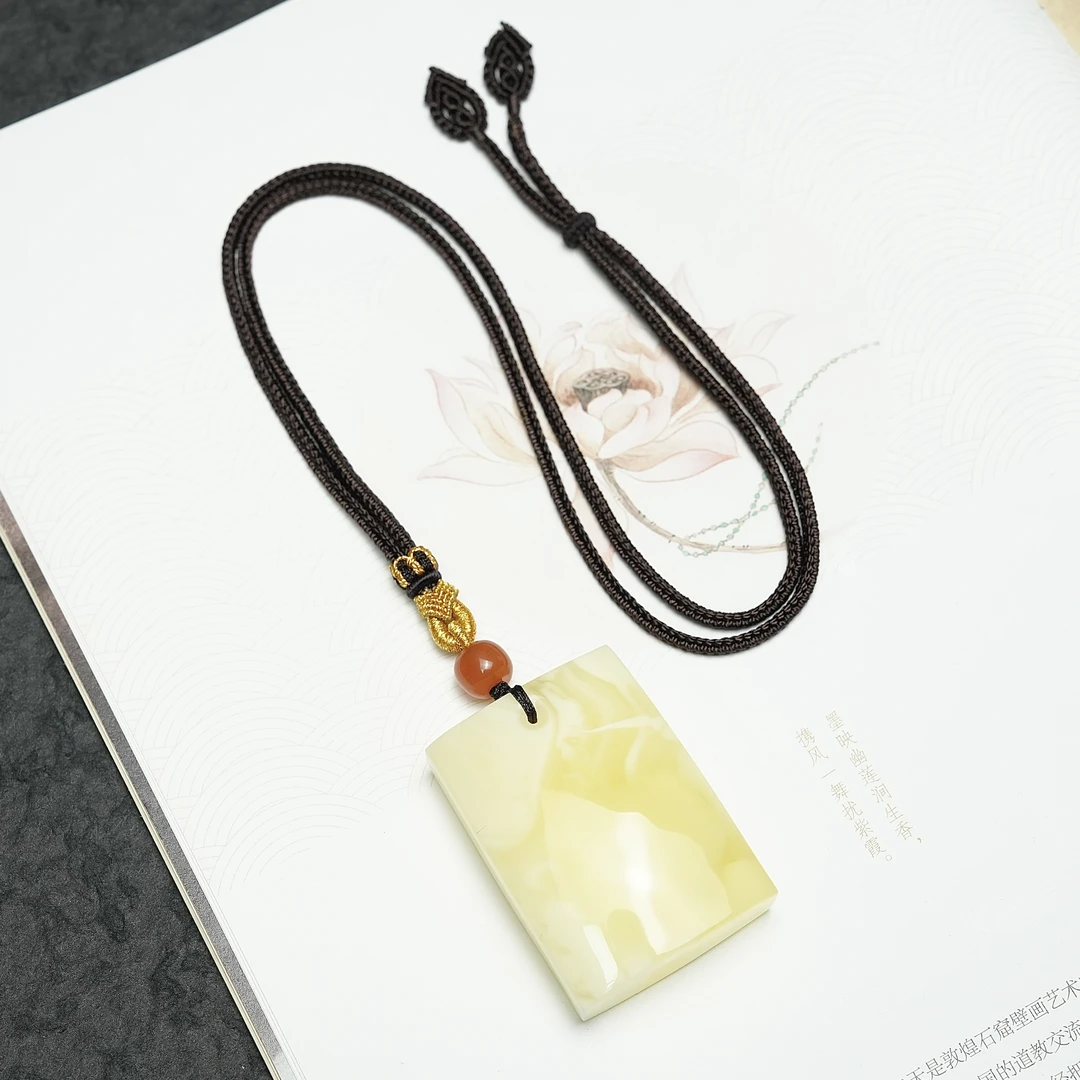 收藏级浓白花蜜蜡平安无事牌方牌天然原矿无优化焦皮料奶白溶洞妖