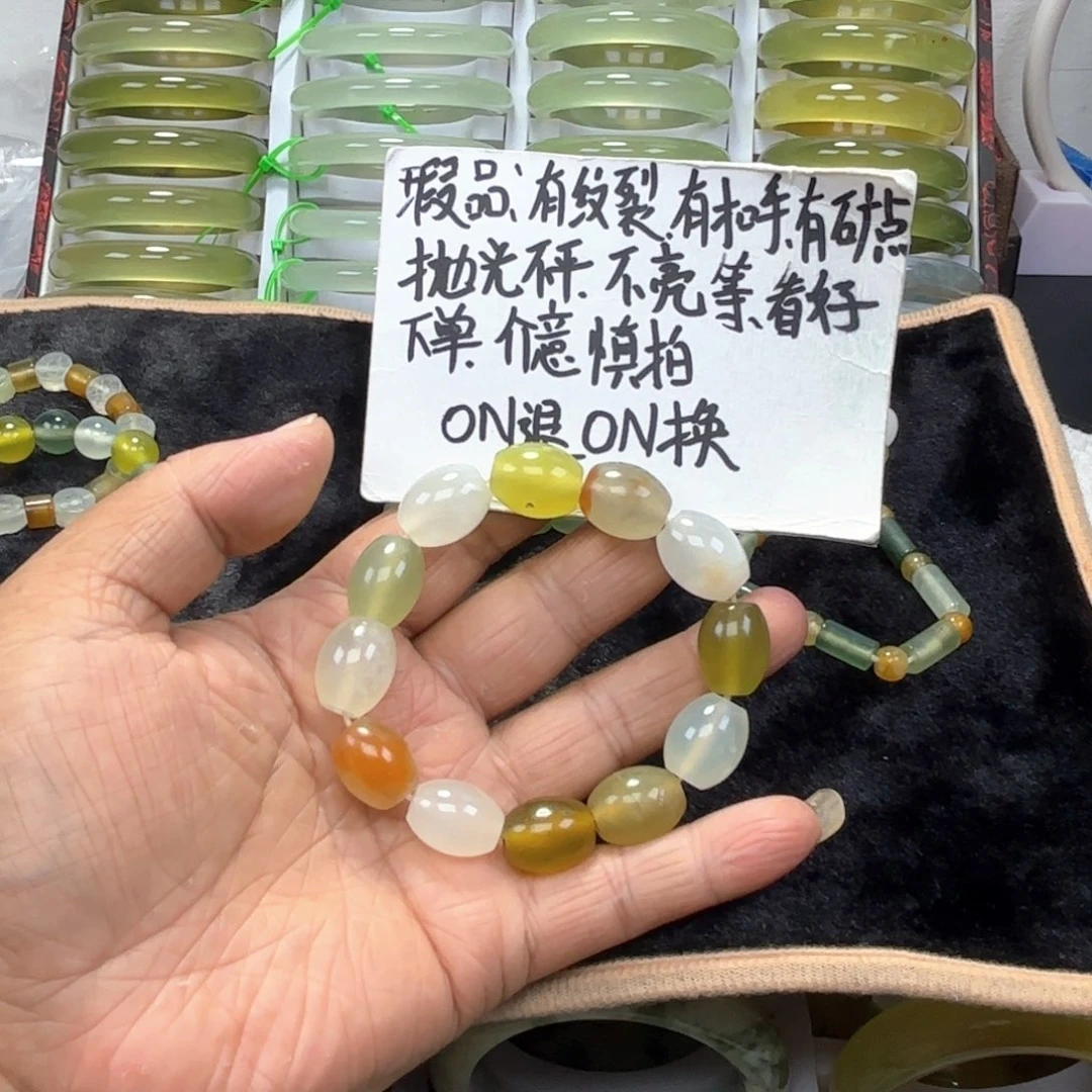 花***猪未镶嵌蛇纹石玉手镯