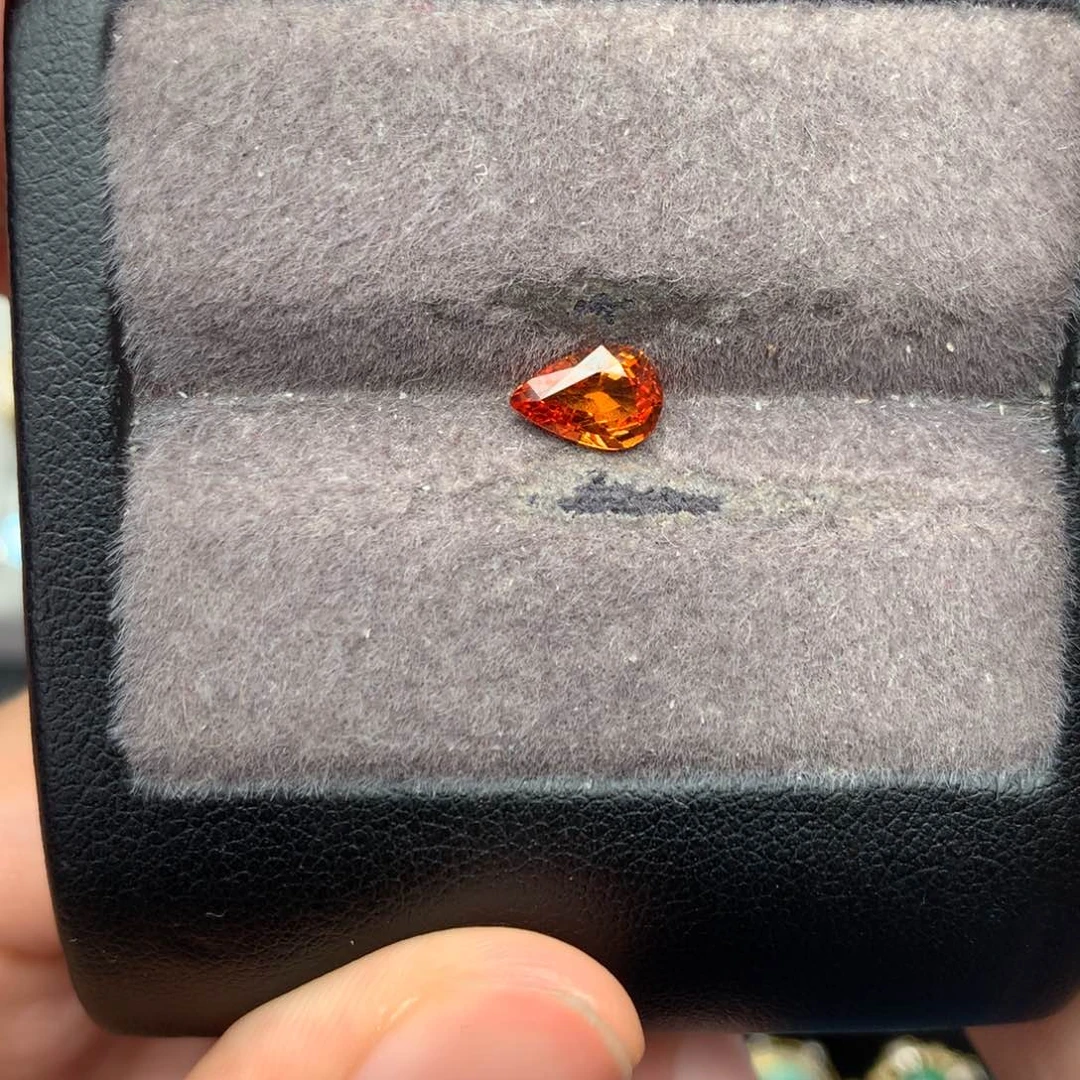 未镶嵌裸石石榴石（芬达石）0.995ct