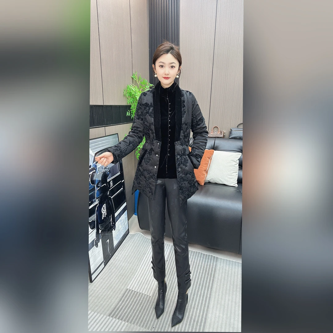 （7043）雅伊裳品家2024年冬季新款v领气质百搭手摇杭缎绒花绣棉服