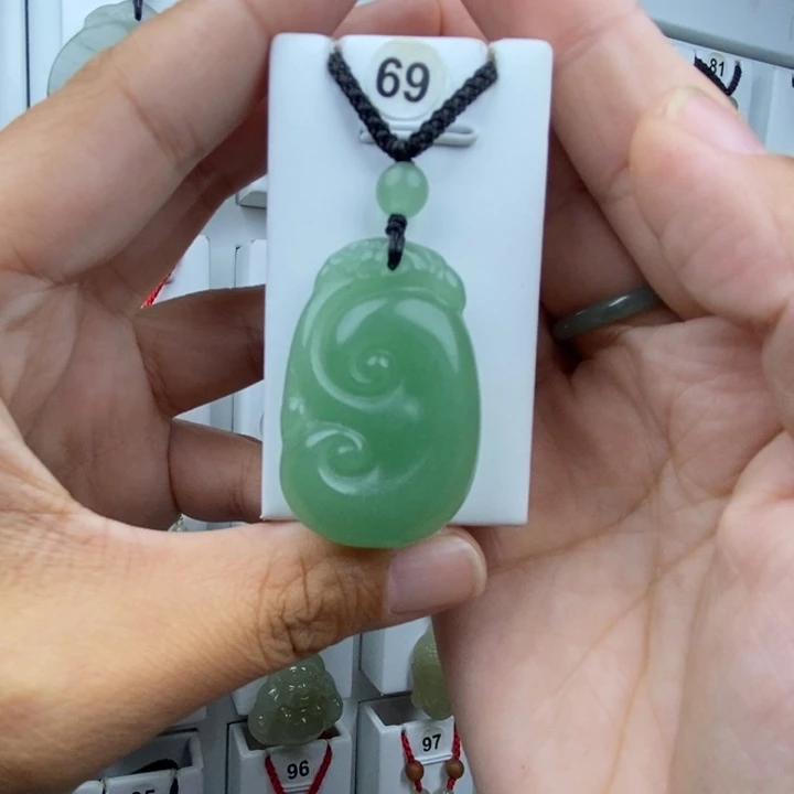 石英质玉未镶嵌颈饰