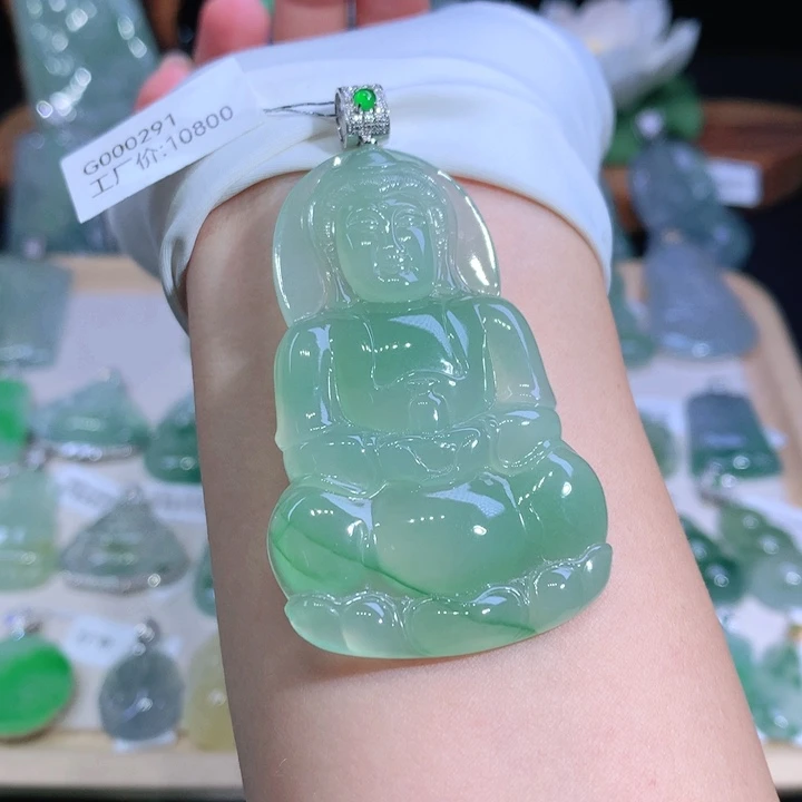 翡翠18K金镶嵌颈饰观音