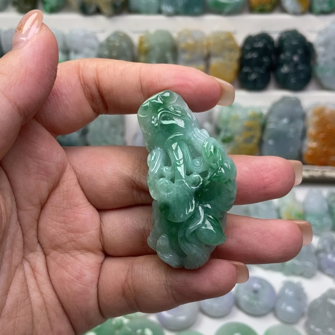 翡翠未镶嵌吊坠(赠链)口含珠