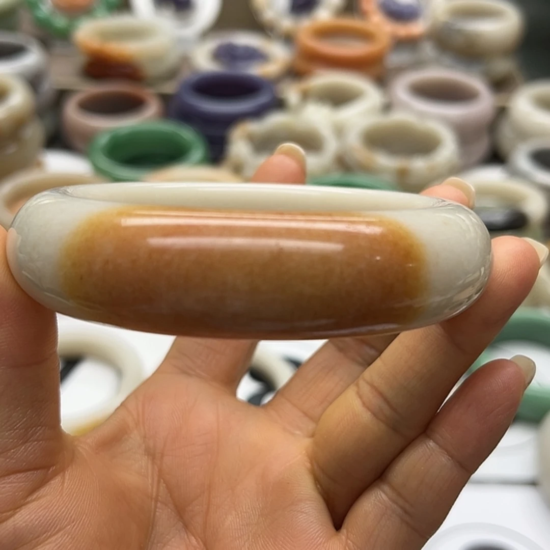 【闪购商品】石英岩玉手镯未镶嵌一口糖64圈