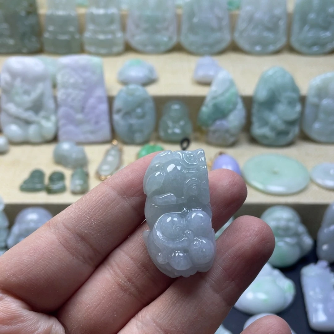 人***见翡翠未镶嵌颈饰纯天然翡翠